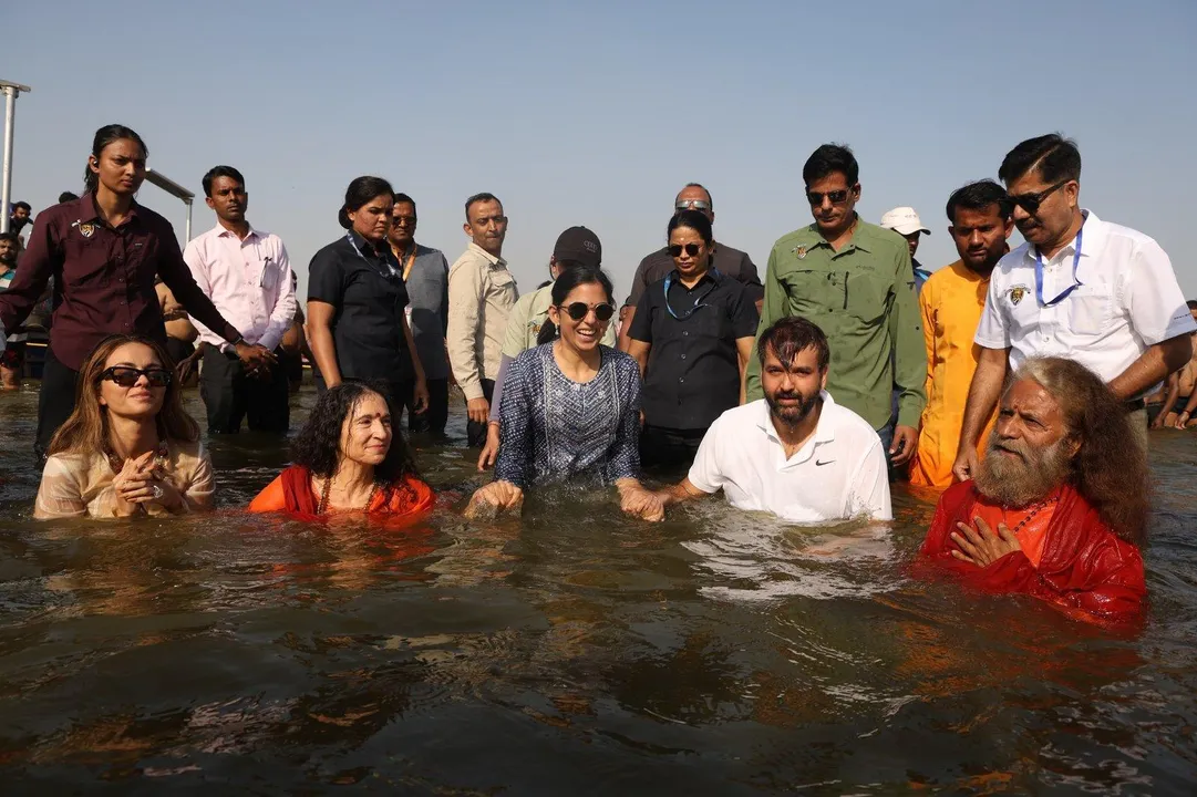  isha-ambani-raveena-tandon-sangam-snan-kumbh-2024 