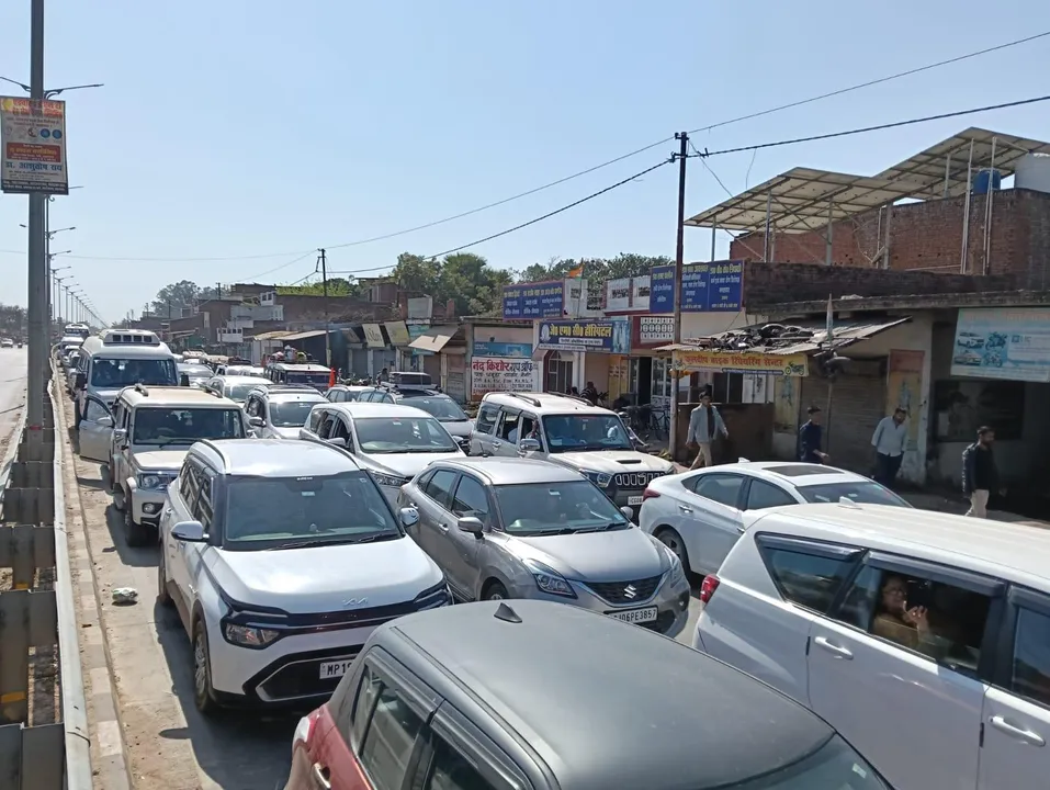  **Meta Description:** प्रयागराज महाकुंभ 2025 में श्रद्धालुओं की भारी भीड़ से यातायात प्रभावित हुआ। प्रशासन ने होल्डिंग एरिया, रूट डायवर्जन और नो-व्हीकल जोन जैसे कड़े कदम उठाए। जानें पूरी जानकारी। 