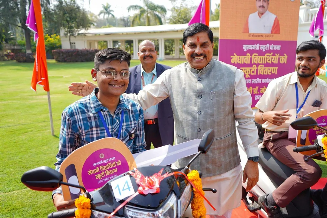  मध्यप्रदेश के 7,900 मेधावी छात्रों को मिली मुफ्त स्कूटी, भोपाल में मुख्यमंत्री ने सौंपी चाबियां 