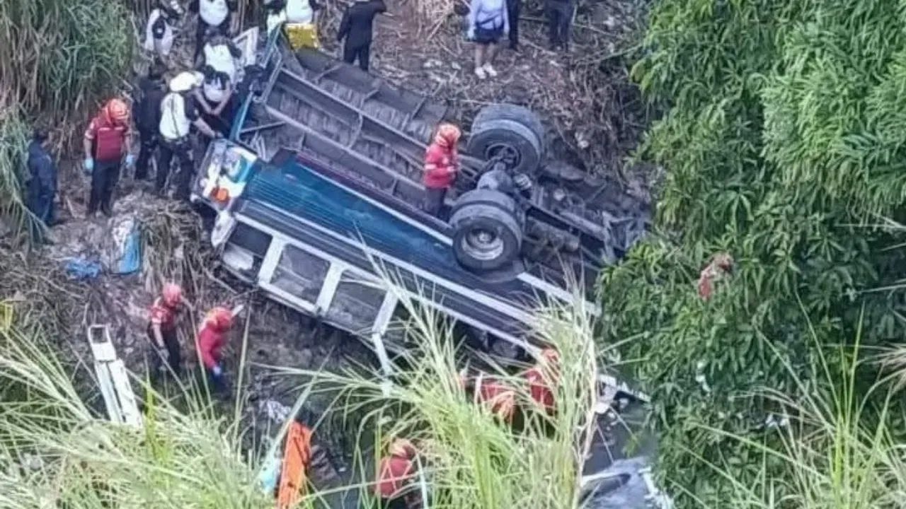  ग्वाटेमाला बस हादसा: पुल से गिरी यात्री बस, 51 की मौत, कई घायल 