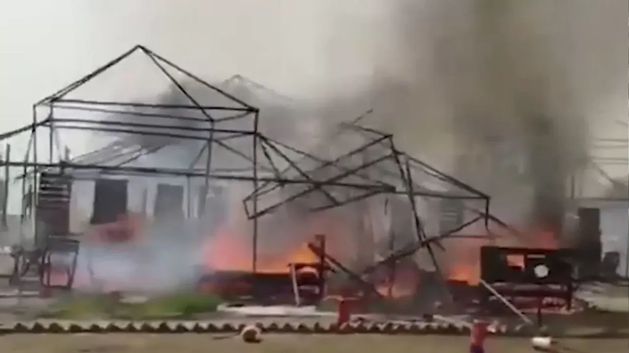  महाकुंभ में फिर लगी आग, कई पंडाल जलकर खाक, दमकल की गाड़ियां मौके पर पहुंची 