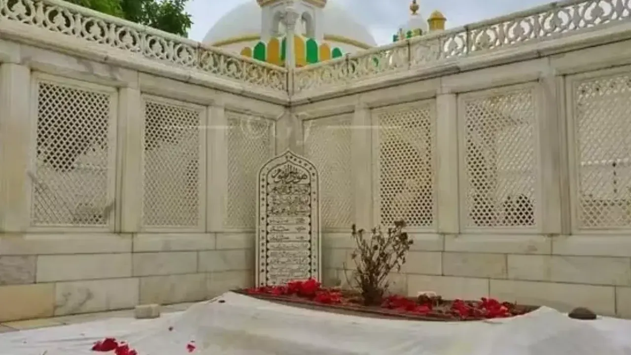  aurangzeb-tomb-maharashtra-security-increased-vhp-bajrang-dal-demand-removal 