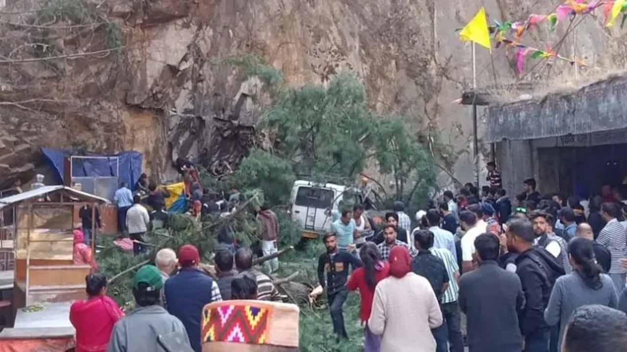   himachal-landslide-6-dead-cars-buried 