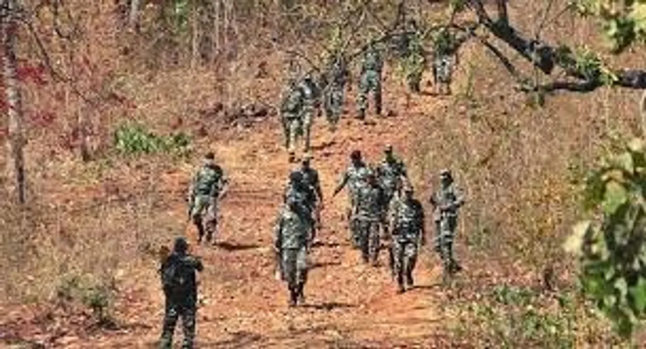  **dantewada-bijapur-encounter-2-naxals-killed-1-soldier-martyred** 