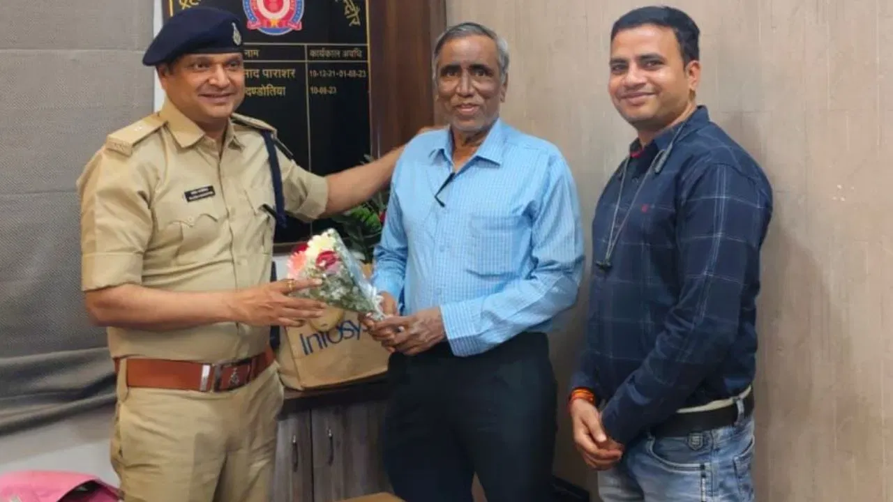  retired-professor-cyber-fraud-33-lakh-police-recovered-26-lakh 