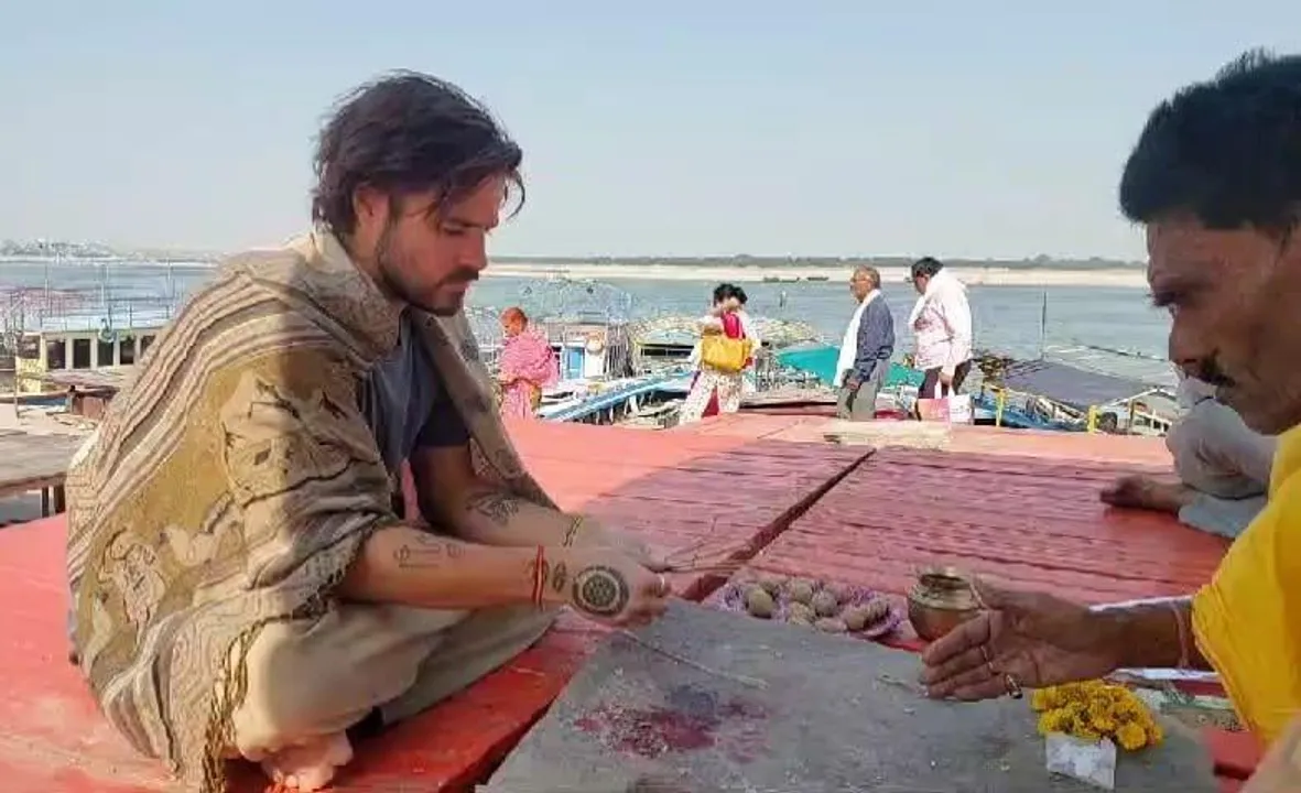  "ऑस्ट्रेलियाई युवक मैथ्यू वाराणसी के अस्सी घाट पर पिंडदान करते हुए।" 