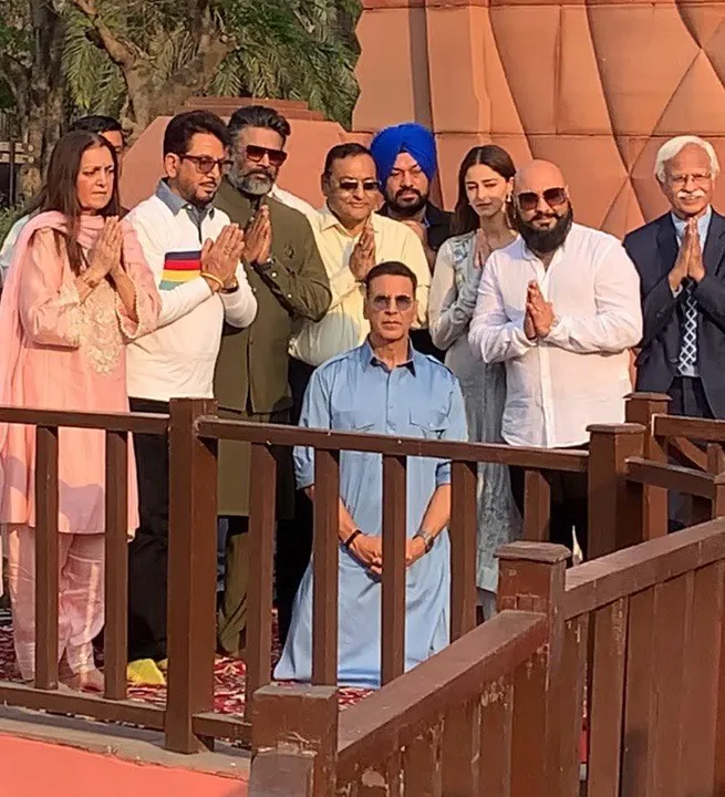  ‘केसरी चैप्टर 2’ की टीम ने हरमंदिर साहिब में टेका मत्था, जलियांवाला बाग में दी श्रद्धांजलि