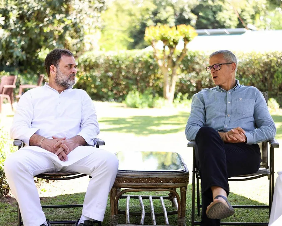  SRINAGAR, APR 25 (UNI):- Leader of Opposition Rahul Gandhi  meeting with Jammu and Kashmir Chief Minister Omar Abdullah,  in Srinagar on Friday.UNI PHOTO-35u 