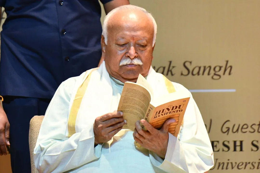  NEW DELHI, APR 26 (UNI):- Rashtriya Swayamsevak Sangh (RSS) Chief Mohan Bhagwat at the launch of book 'Hindu Manifesto' by Swami Vigyanand, at the PM Museum in New Delhi on Saturday. UNI PHOTO PSB9U 