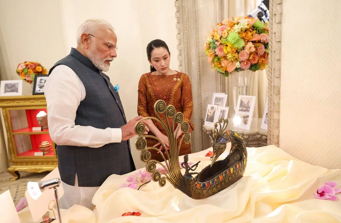  BANGKOK, APR 3 (UNI):- Prime Minister Narendra Modi and the Prime Minister of Thailand Paetongtarn Shinawatra exchange the gifts at Bangkok, in Thailand on Thursday. UNI PHOTO-110U 