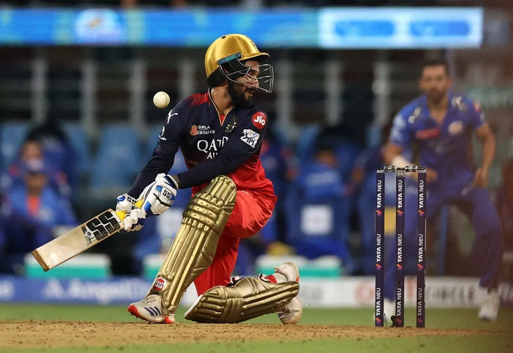  rcb-vs-mi-ipl2025-kohli-rajat-half-century-221-target 