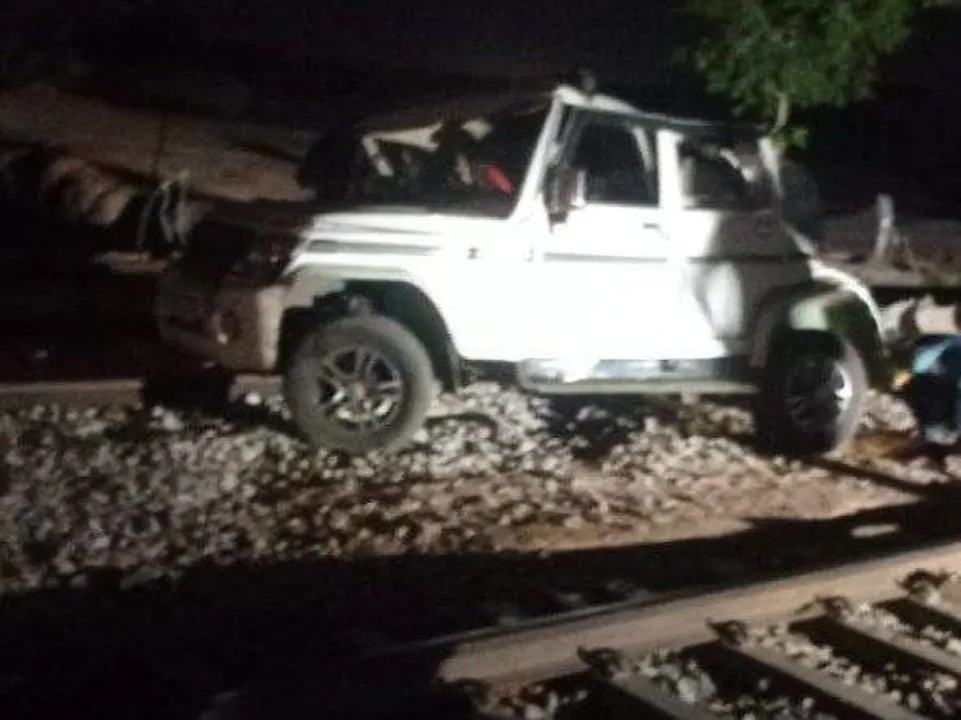  bundelkhand-express-bolero-collision-niwari 