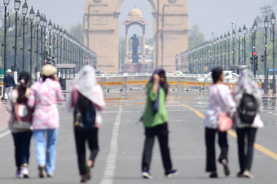  NEW DELHI, APR 7 (UNI):- Visitors at India Gate covered themselves with scarf to protect from the scorching heat wave in New Delhi on Monday. UNI PHOTO-PSB9U 