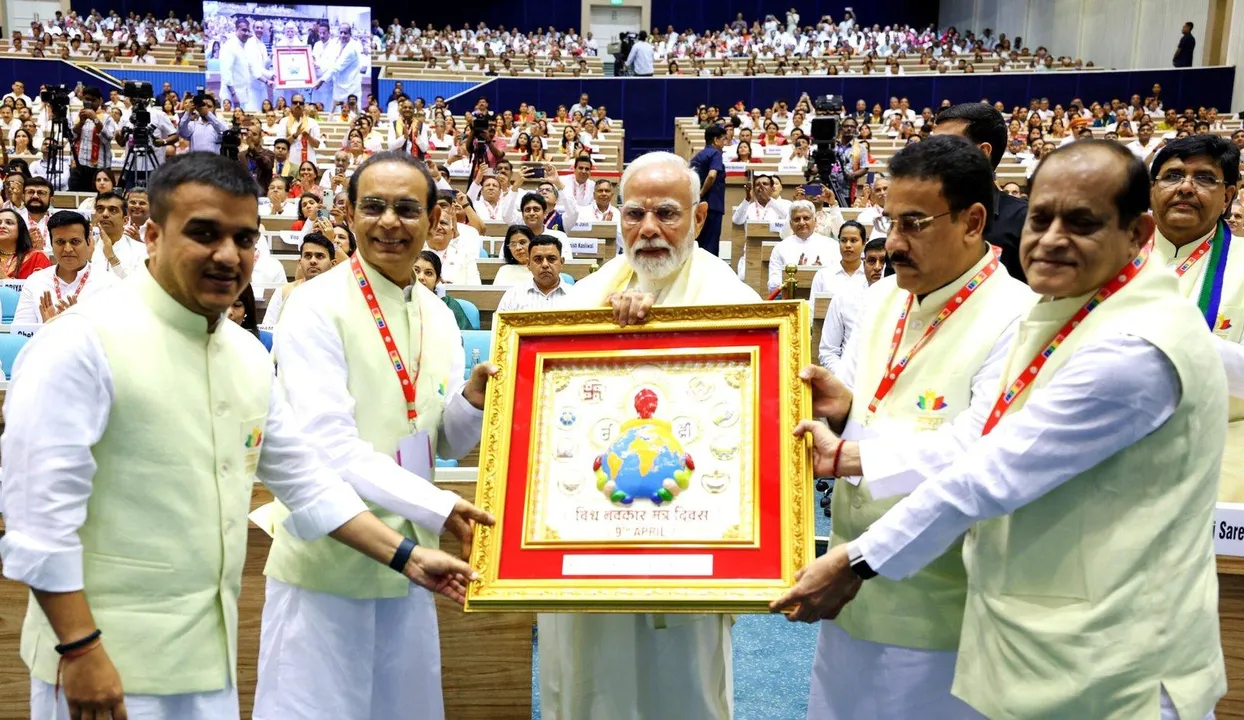  NEW DELHI, APR 9 (UNI):- Prime Minister Narendra Modi attends Navkar Mahamantra Divas, at Vigyan Bhawan in New Delhi on Wednesday. UNI PHOTO-4U 