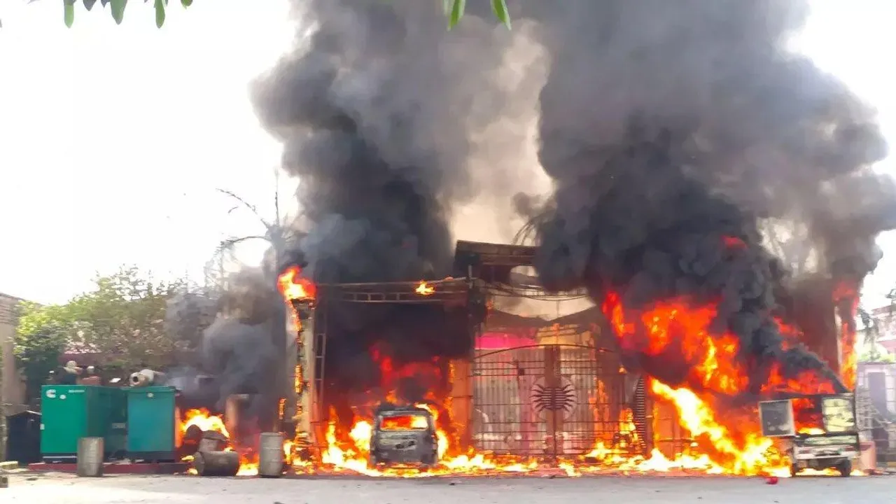  गाजियाबाद में फार्म हाउस में लगी भीषण आग