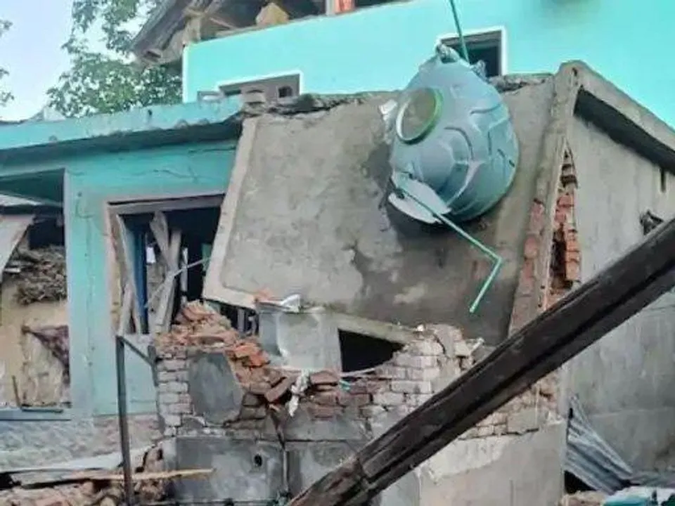  जम्मू-कश्मीर में 6 आतंकियों के घर ध्वस्त, टीआरएफ ने पहलगाम हमले से झाड़ा पल्ला; गुजरात में 500 बांग्लादेशी पकड़े गए