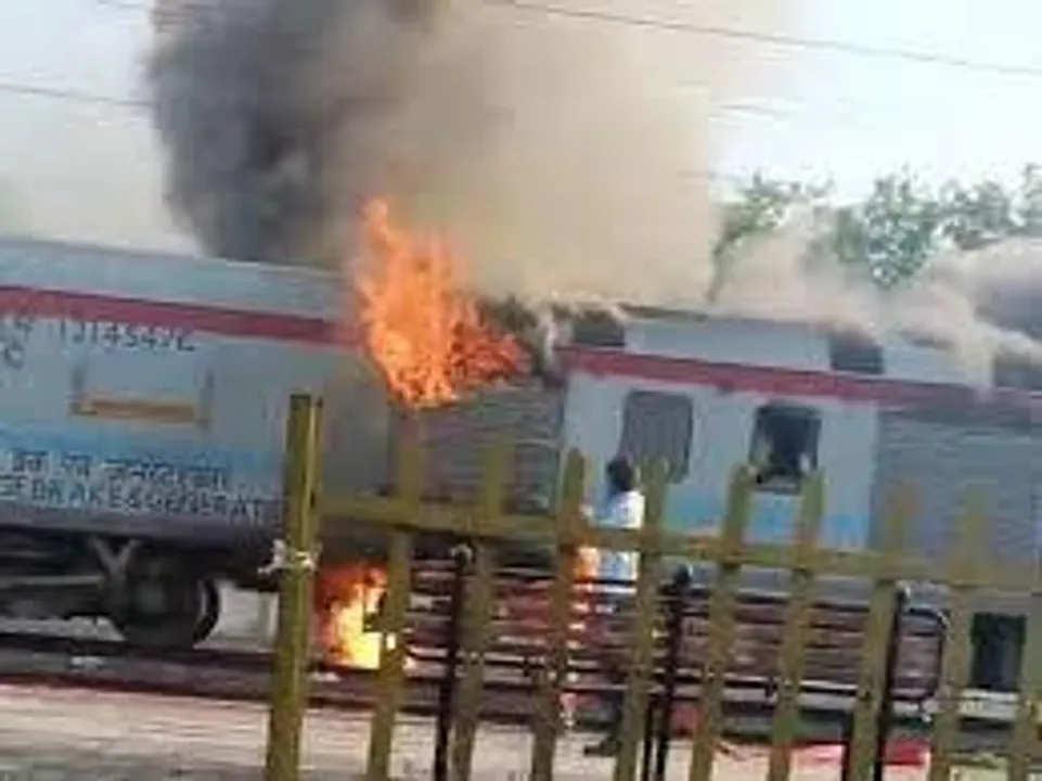  bilaspur-bikaner-express-fire-ujjain-train-stopped 