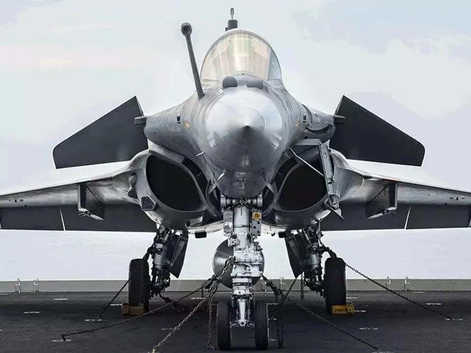  भारत-फ्रांस के बीच ऐतिहासिक डील: नेवी के लिए 63,000 करोड़ में 26 राफेल मरीन विमान खरीदे जाएंगे