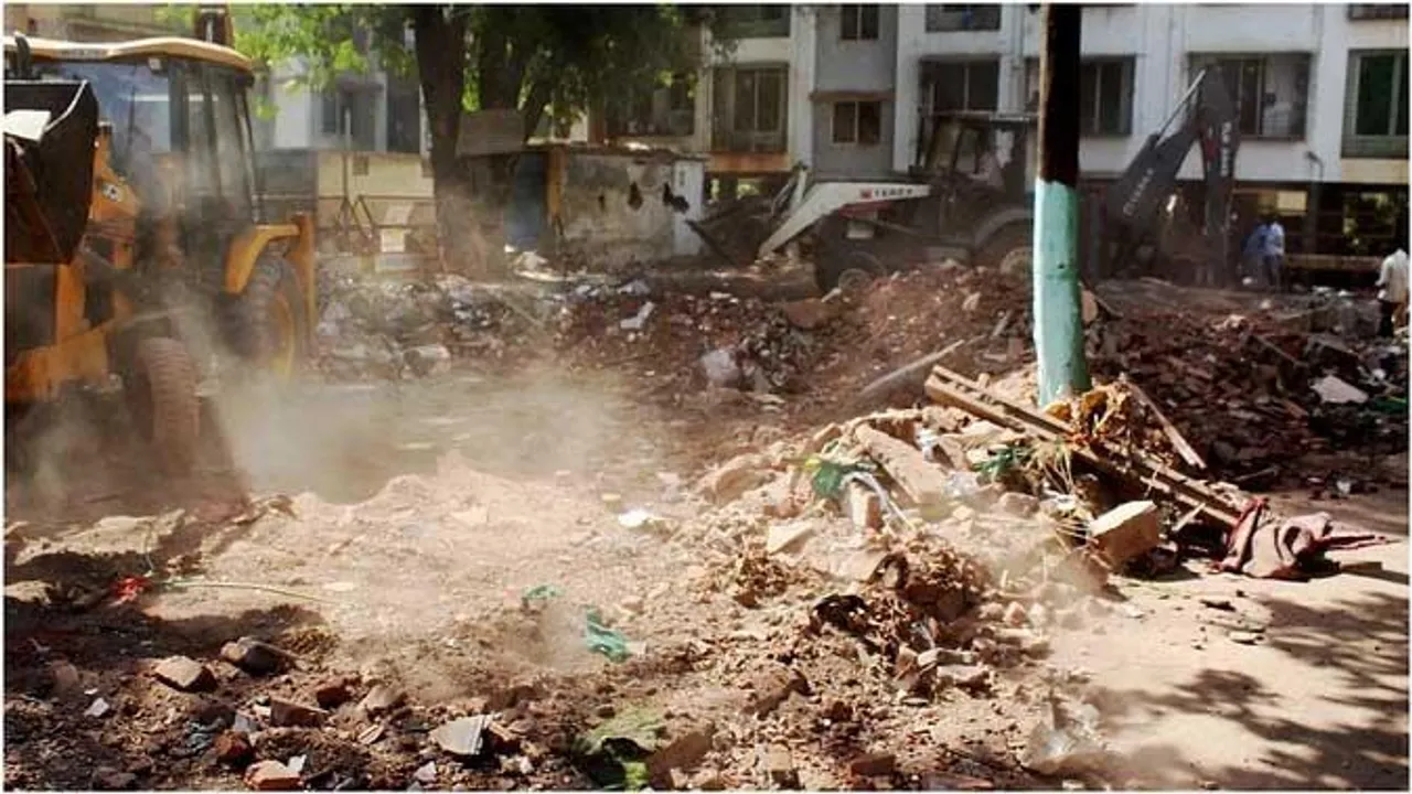  नासिक में धार्मिक स्थल पर बुल्डोजर कार्रवाई से बवाल, पुलिस और भीड़ में झड़प, 21 घायल