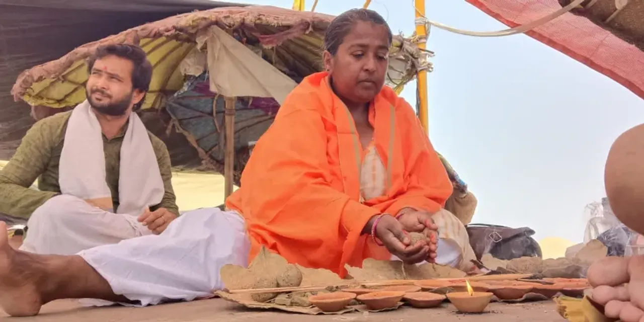  bangladeshi-muslim-woman-converts-to-hinduism-in-kashi 