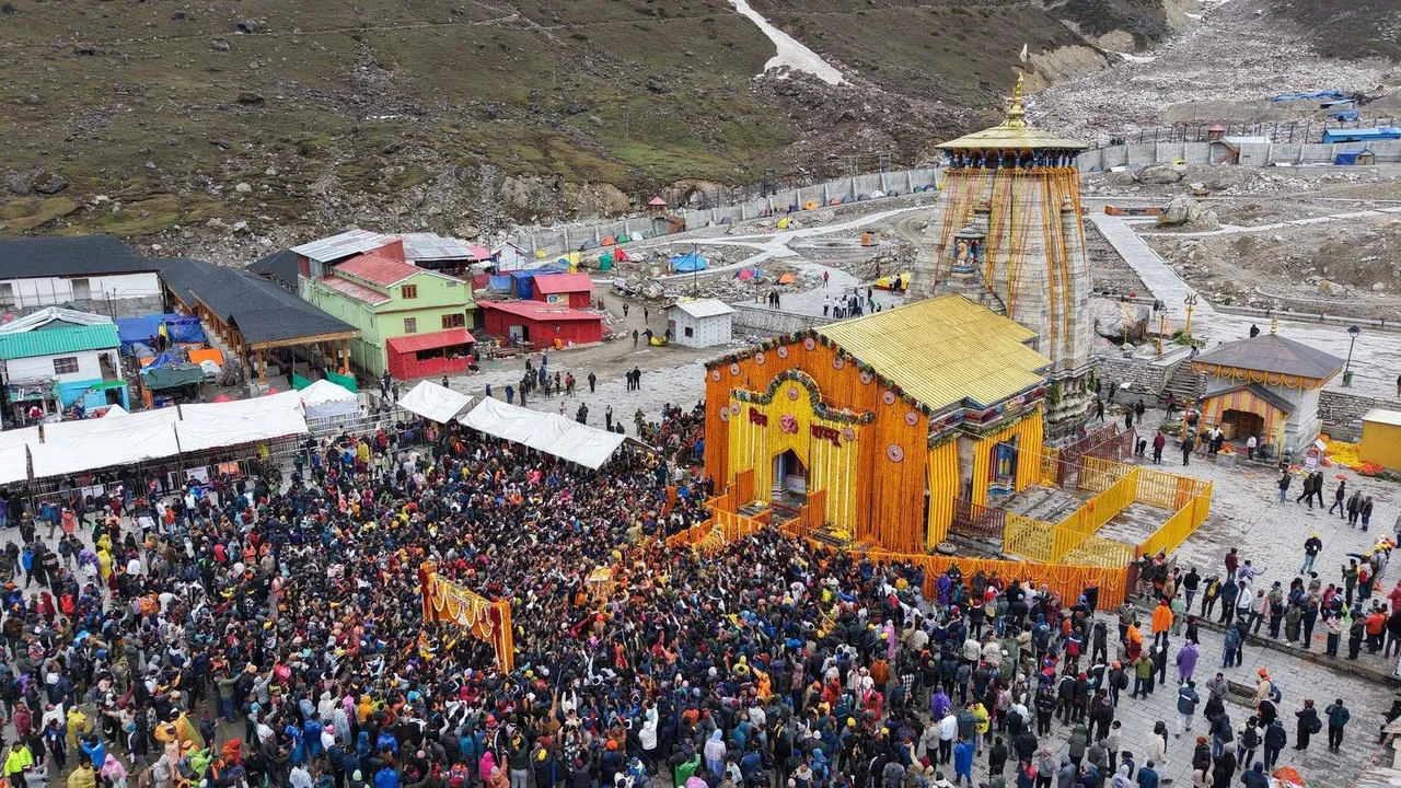  kedarnath-temple-opening-2025-decorated-with-flowers 