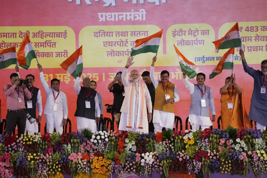  भोपाल में नारी शक्ति ने तिरंगा लहराकर किया प्रधानमंत्री मोदी का ऐतिहासिक स्वागत