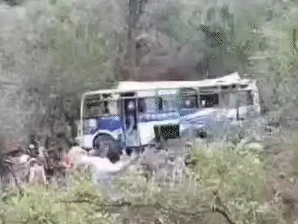  पुंछ में भीषण बस हादसा: खाई में गिरी सवारियों से भरी बस, 2 की मौत, 45 घायल
