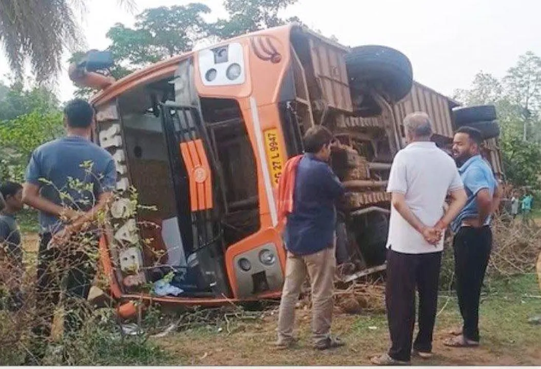 छत्तीसगढ़ में बड़ा बस हादसा टला: नारायणपुर-रायपुर मार्ग पर पलटी यात्री बस, पांच घायल