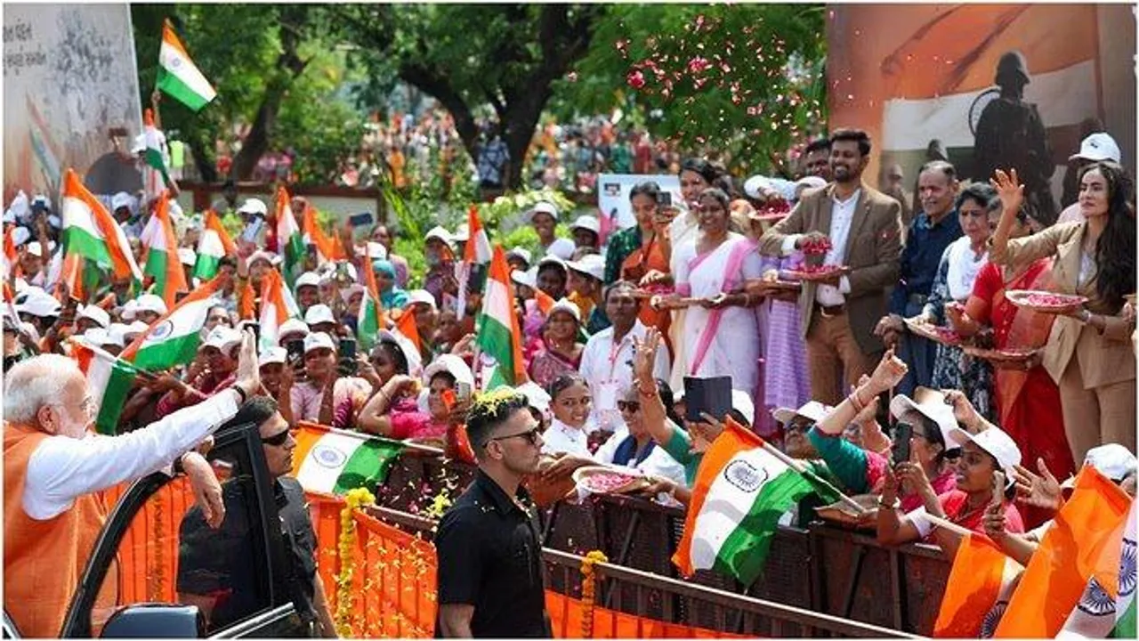  वडोदरा में पीएम मोदी का भव्य रोड शो, कर्नल सोफिया कुरैशी के परिवार ने बरसाए फूल, बहन बोलीं- "अब वो सिर्फ हमारी नहीं, पूरे देश की बहन है"