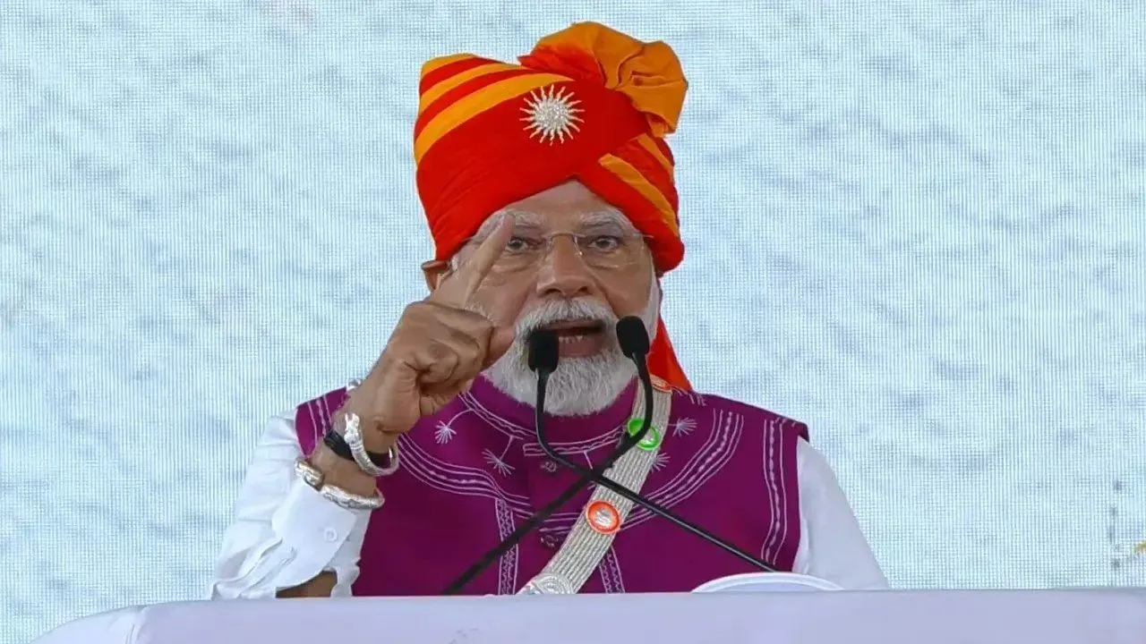  दाहोद से पीएम मोदी का प्रहार : "भारत ने तोड़ी दशकों पुरानी बेड़ियां"