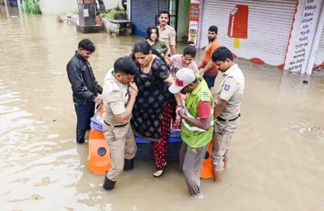  बेंगलुरु में आफत की बारिश: सड़कों पर सैलाब, करंट से 2 की मौत; झारखंड-महाराष्ट्र में आकाशीय बिजली ने ली 7 जानें