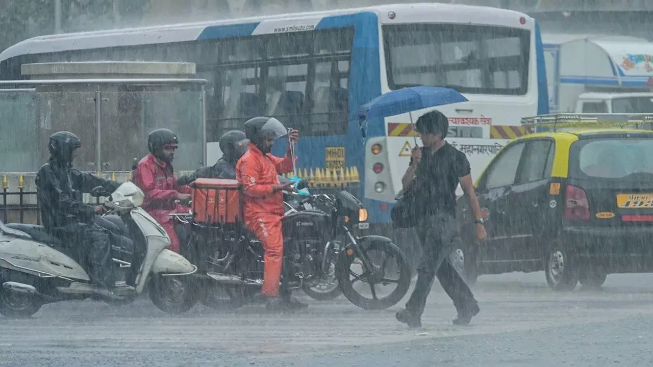  उत्तर से दक्षिण तक मौसम का कहर: दिल्ली-केरल में अलर्ट, महाराष्ट्र में 16 की मौत