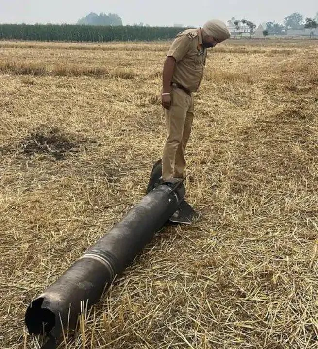  अमृतसर के गांवों में गिरे संदिग्ध रॉकेट: ऑपरेशन सिंदूर के बाद 7 मिनट में 6 धमाके, आर्मी ने संभाले; पंजाब में छुट्टियां रद्द, ब्लैकआउट और अलर्ट