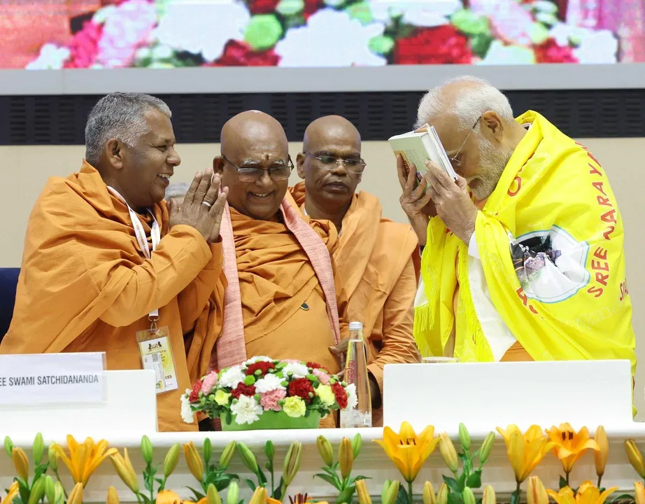  NEW DELHI, JUNE 24 (UNI):- Prime Minister Narendra Modi attends the centenary celebration of historic conversation between Sree Narayana Guru and Mahatma Gandhi at Vigyan Bhawan, in New Delhi on Tuesday. UNI PHOTO-38U 
