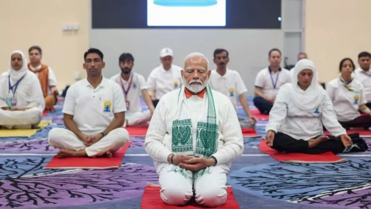  yoga-day-2025-ek-prithvi-ek-swasthya-pm-modi-vishakhapatnam 