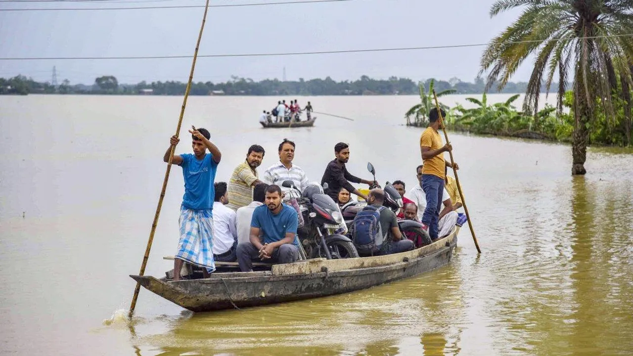  असम में बाढ़ से धीरे-धीरे राहत, फिर भी 2.6 लाख लोग अब भी संकट में