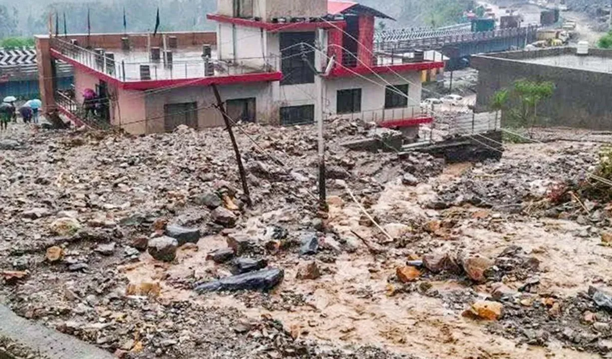  हिमाचल में कुदरत का कहर: कुल्लू और कांगड़ा में बादल फटे, दो की मौत, दर्जनों लापता; घर, पुल और स्कूल क्षतिग्रस्त