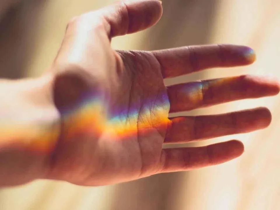  हथेली में राहु रेखा का संकेत: जीवन में कष्ट, रोग और मानसिक तनाव का कारण बनती है यह रेखा