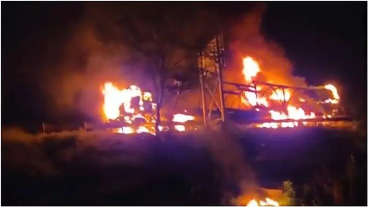  अहमदाबाद एक्सप्रेसवे पर दो ट्रकों की टक्कर के बाद लगी आग, घंटों जाम में फंसे वाहन