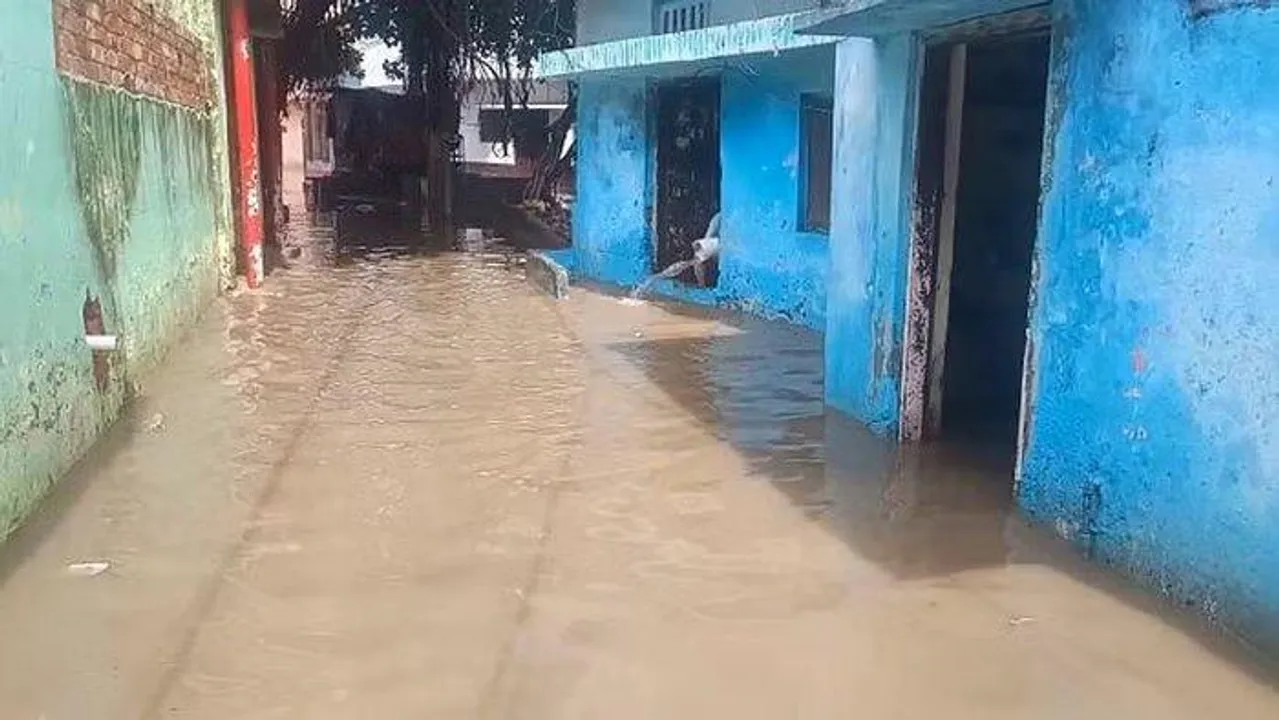  बरेली में रातभर बरसी आफ़त की बारिश: रेल लाइन डूबी, दो की मौत, शहर जलमग्न