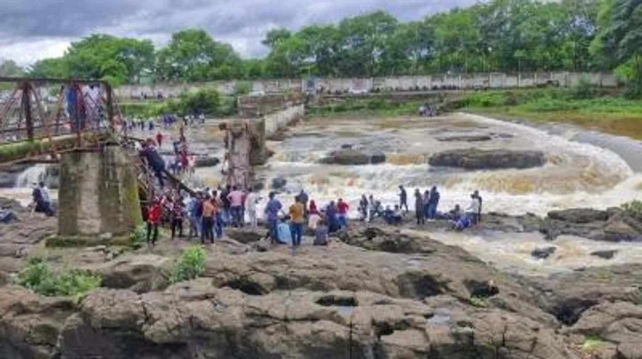  : indrayani-bridge-collapse-pune-tourist-death 