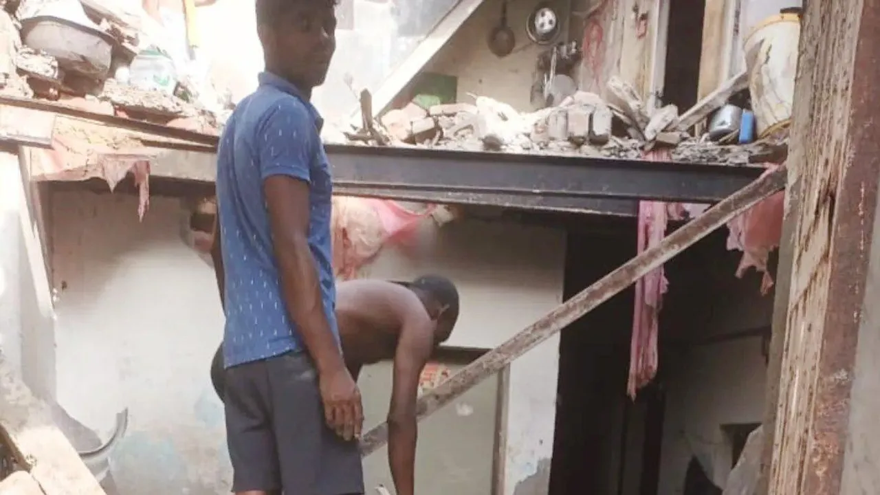  नांगलोई में दो मंजिला इमारत ढही: 8 साल के मासूम की मौत, दो घायल; लापरवाह निर्माण पर उठे सवाल