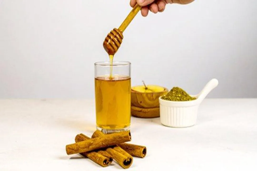  दालचीनी और शहद: आयुर्वेद का अमृत मिश्रण, जो सेहत को दे अनगिनत फायदे