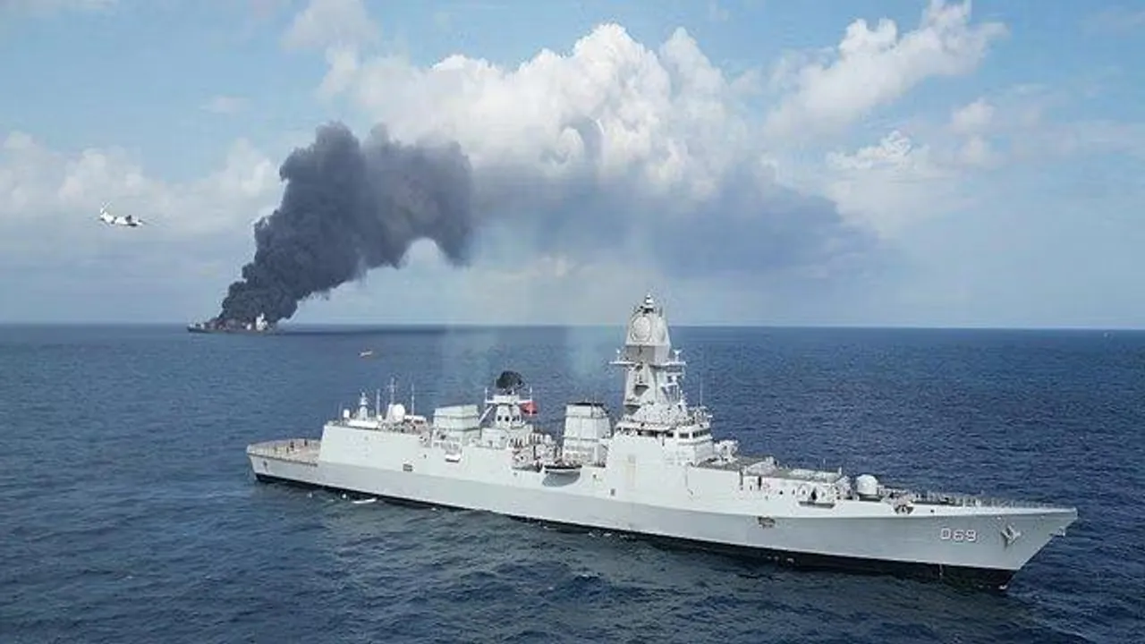  अरब सागर में धधक रहा जहाज: केरल तट से सफलतापूर्वक दूर ले जाया गया, 4 क्रू मेंबर अब भी लापता