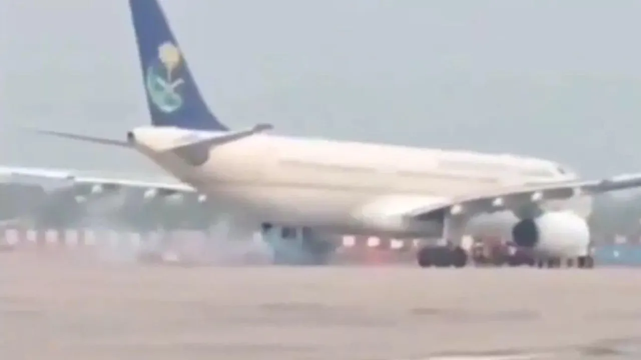  लखनऊ एयरपोर्ट पर सऊदी विमान की ‘हार्ड लैंडिंग’ का वायरल वीडियो: धुएं से मचा हड़कंप, पर सभी यात्री सुरक्षित
