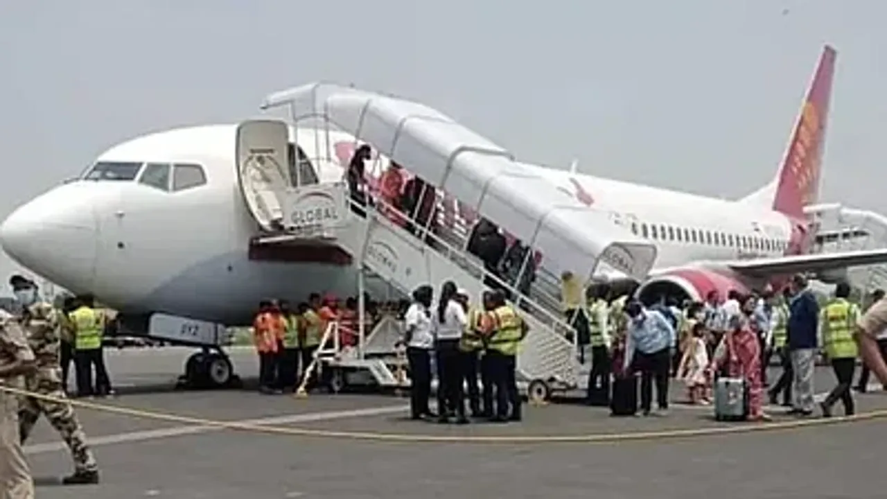  air-india-patna-flight-baggage-left-behind-passengers-protest 