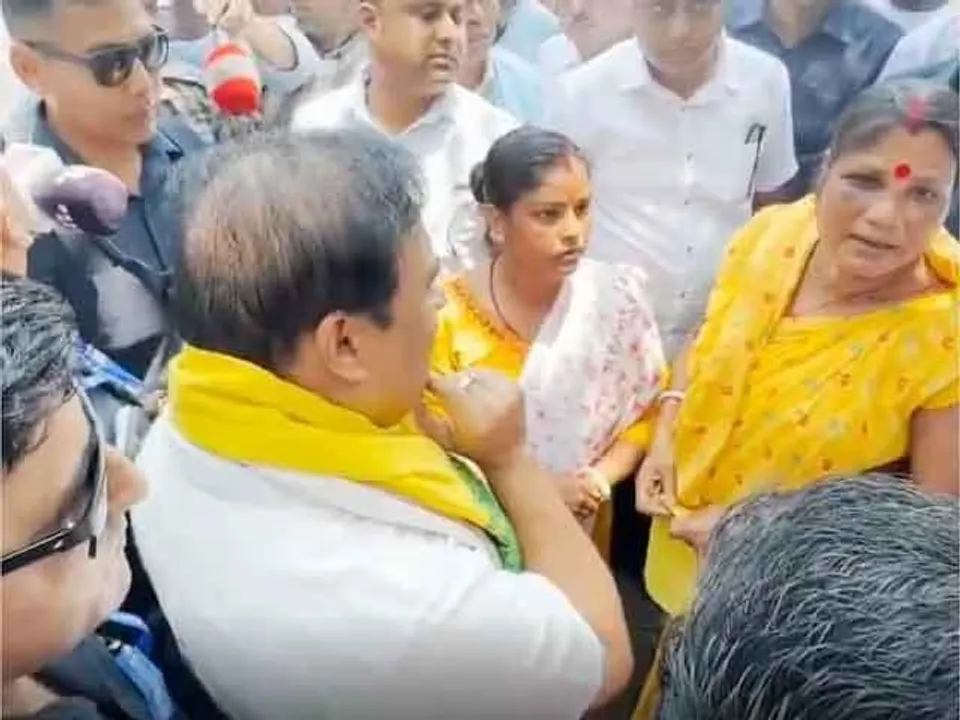  बांग्लादेश सीमा से लगे धुबरी में तनाव: मंदिरों को निशाना बनाने की साजिश, सीएम सरमा ने दिए ‘देखते ही गोली मारने’ के आदेश