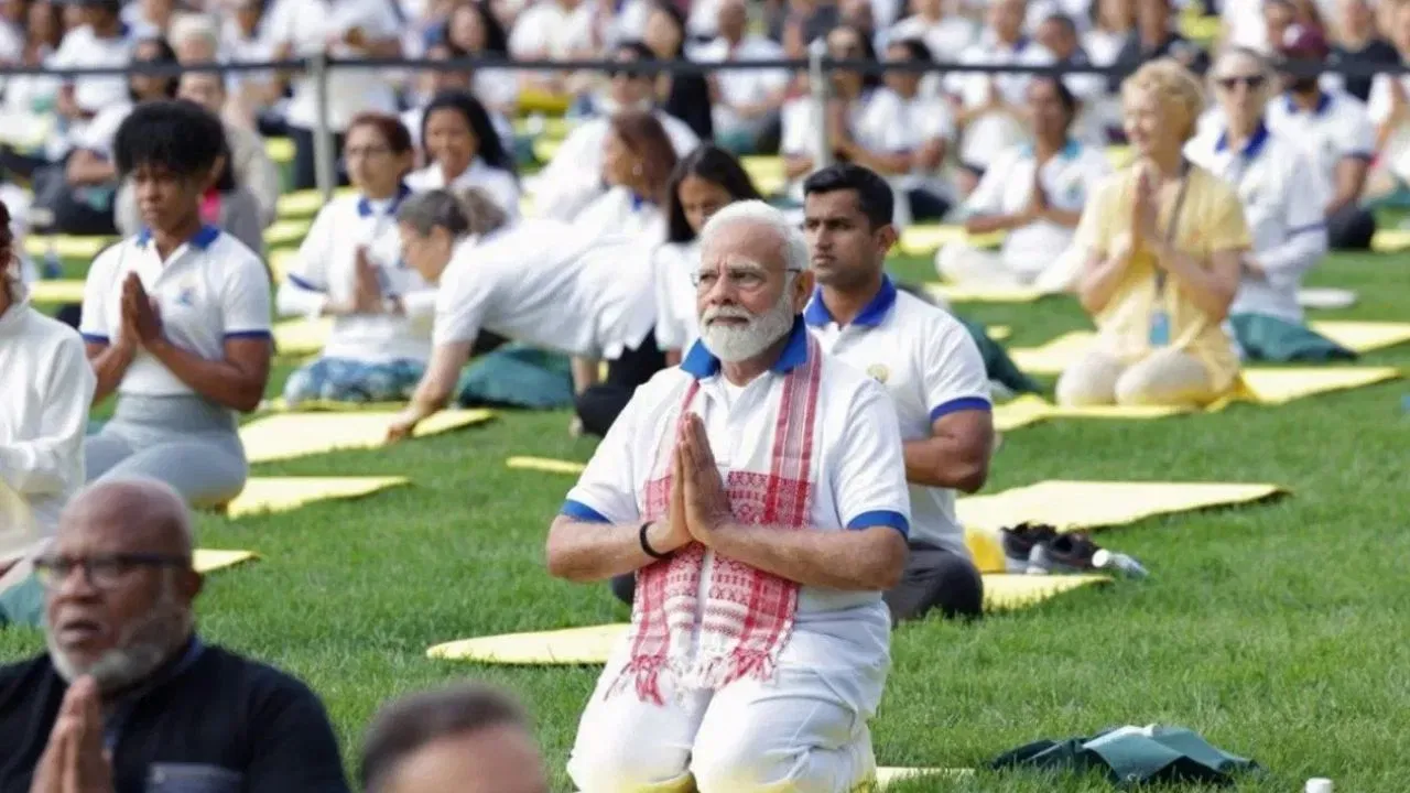  yoga-day-2025-visakhapatnam-modi-3-lakh-guinness-record 