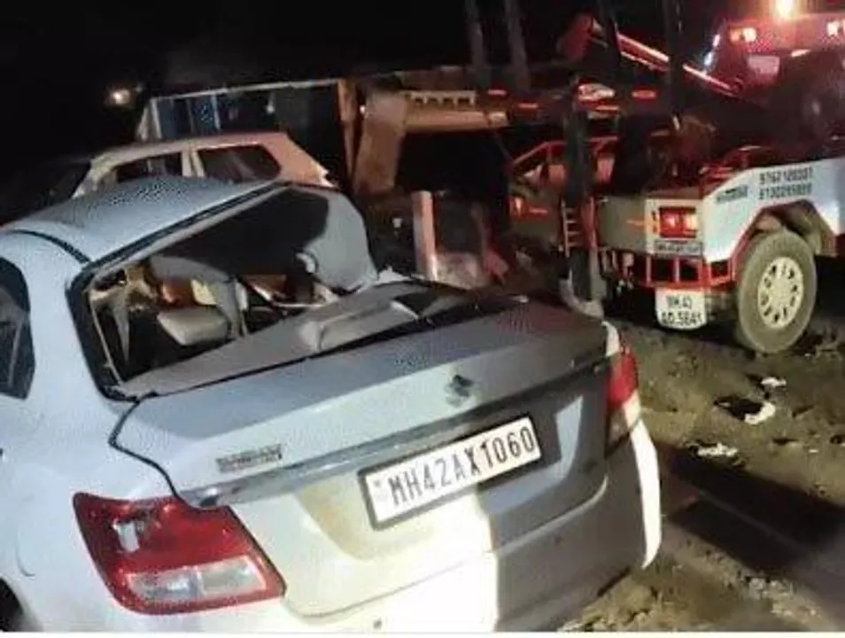  पुणे में भीषण सड़क हादसा: खड़ी पिकअप से टकराई तेज़ रफ्तार कार, 6 साल के बच्चे सहित 8 की मौत