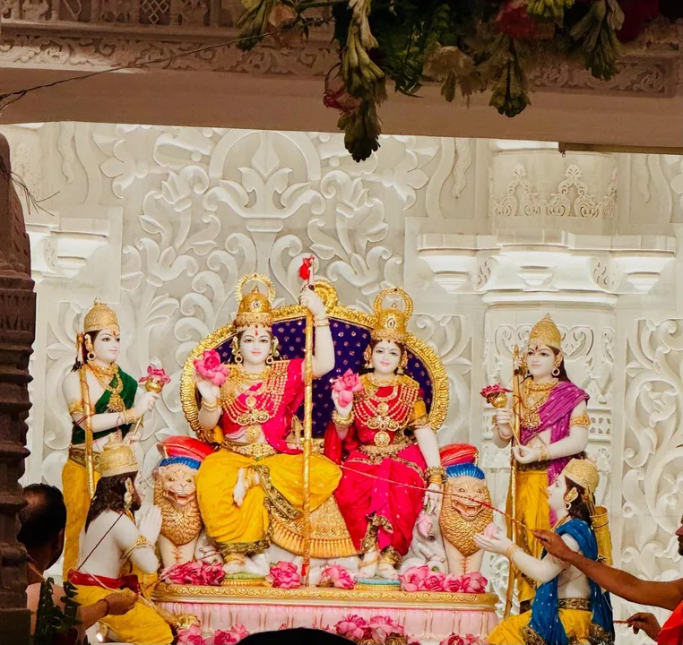  अयोध्या में राम दरबार की प्राण प्रतिष्ठा: सूरत के भक्त ने दान किए हीरे-जड़े आभूषण